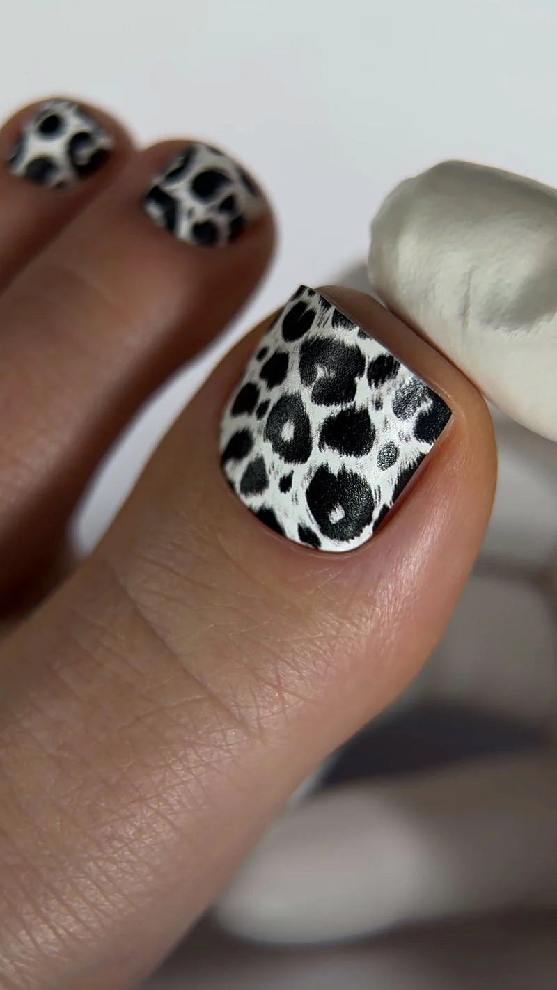 Pedicure Leo. Black and white. Nail wraps WR-453