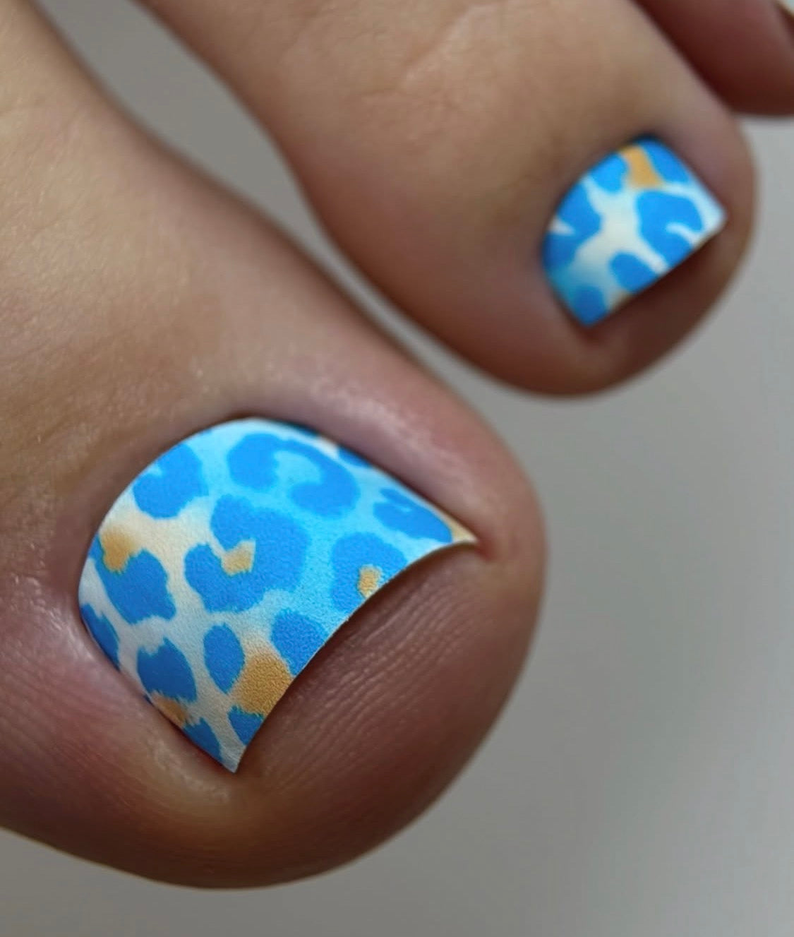 Pedicure Leo Blue and Strokes. Colored Foil. Nail wraps WR-521